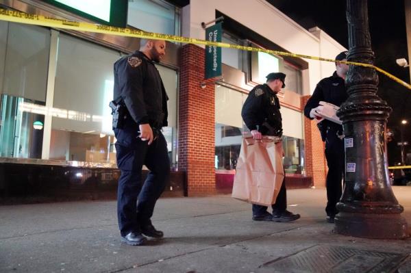 Police at the scene wher<em></em>e teenager was stabbed on the sidewalk at White Plains Road at Pelham Parkway in the Bronx, NY around 6:20 p.m. on December 16, 2023. (Photo/Christopher Sadowski)
