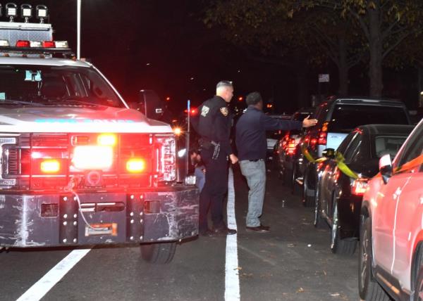 Cops look for clues at the Prospect Heights crime scene wher<em></em>e a man was shot in the leg.