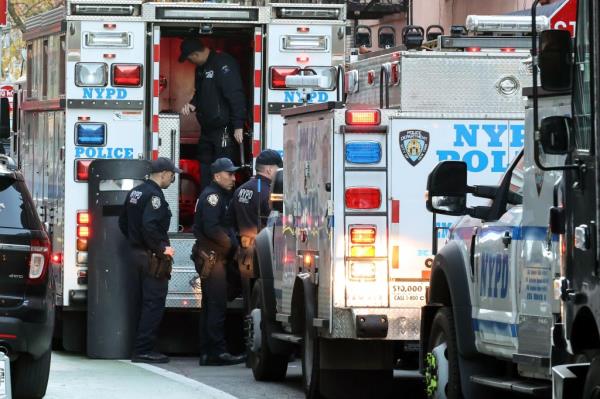 NYPD ESU joined units attempting to serve a warrant on murder suspect 