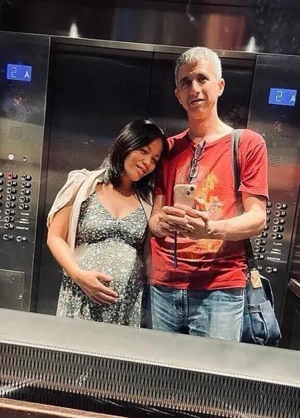 Jinky Aguilon Bolivar and Gilad Kfir pose for a selfie in a mirror